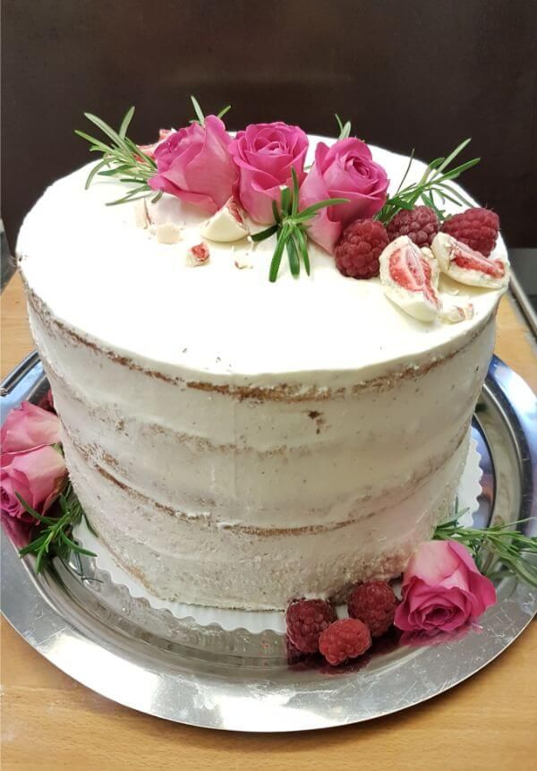 ruusuilla koristeltu kakku